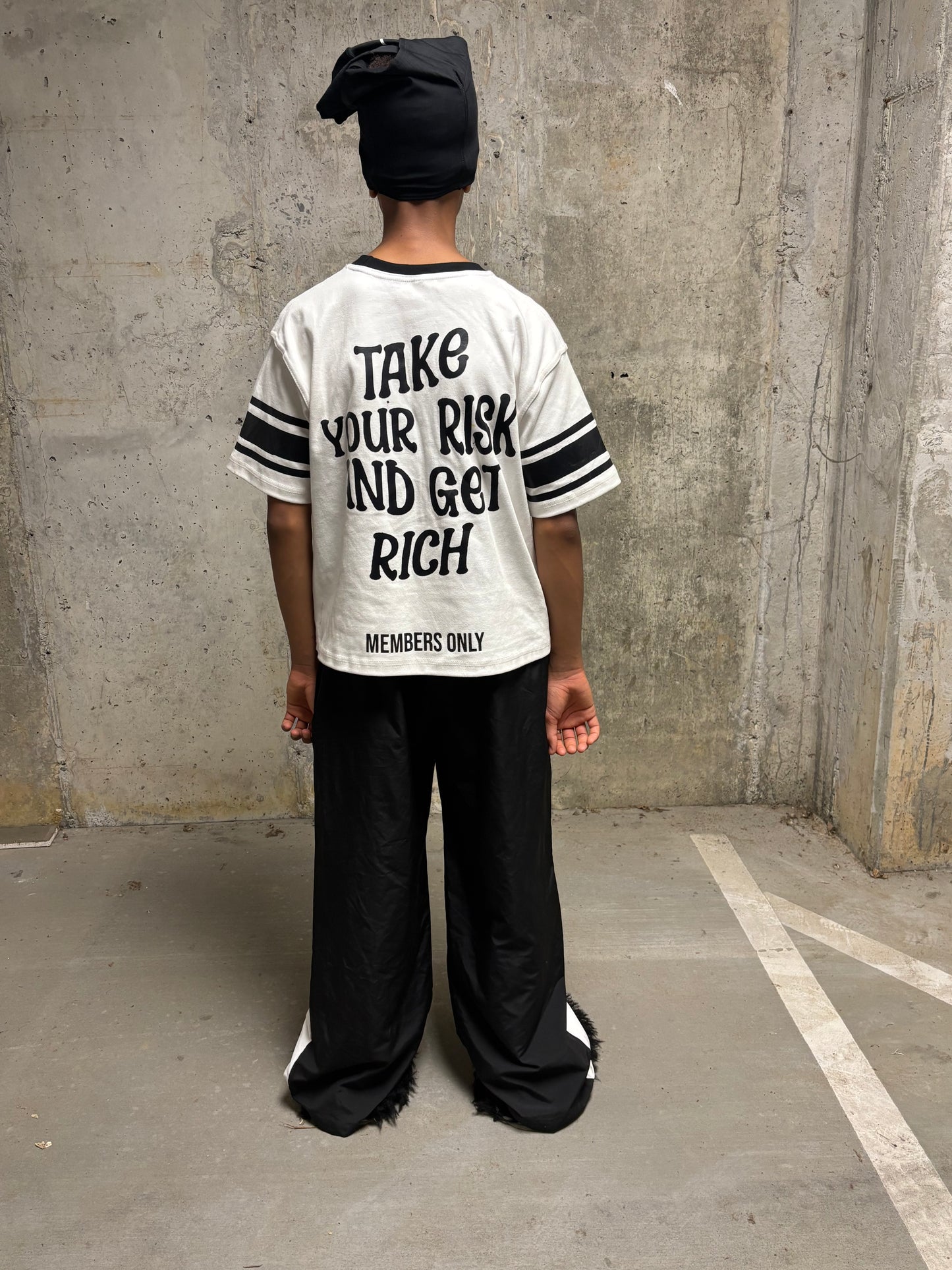 BLACK "RICH LIFE" CROP TEE